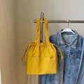 Borsa tote gialla in nylon impermeabile con coulisse e tasche esterne frontali - Giallo