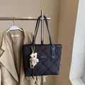 Borsa tote trapuntata nera da donna con ciondolo a forma di orsetto e marchio in pelle - Nero con ciondolo
