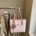 Borsa tote rosa testurizzata con ciondolo a orsetto e manici lunghi per uso quotidiano - Rosa con ciondolo