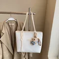 Borsa tote bianca intrecciata con ciondolo a forma di orsetto e targhetta in metallo lucido - Bianco con ciondolo