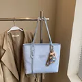 Borsa tote celeste con ricamo a fiocco bianco e ciondolo a forma di orsetto peluche - Blu con Pendente