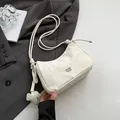 Elegante bolso plisado blanco con textura de mármol y un lindo colgante de elefante - Blanco
