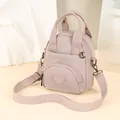 Bolso de nailon rosa claro impermeable con correa de hombro tejida y logo redondo - Rosa Claro