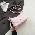 Bolso hobo plisado rosa pálido con adorno floral y logo clh 2011 en blazer gris - Rosa
