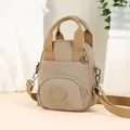 Khaki Handtasche aus Nylon für Damen mit Schultergurt und rundem Logo, wasserabweisend - Khaki