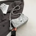 Bolso de hombro gris con estampado de mármol, asa anudada y colgante de mariposa - Gris