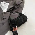 Bolso dumpling negro plisado minimalista con doble correa y colgante de corazón - Negro