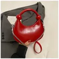 Mini hobo handtasche in rot mit geknotetem griff und silberner metallkette für damen - Rot