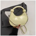 Gelbe Mini-Halbmond-Umhängetasche mit Knotengriff und silberner dekorativer Kette - Gelb