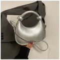 Mini-Mondsichel-Tasche aus silbernem Metallic-Leder mit Handgriff und Kettenriemen - Silber
