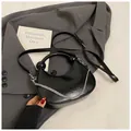 Mini-Handtasche in Schwarz, glänzendes Design mit Silberkette und Schultergurt - Schwarz