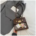Donkerbruine vintage crossbodytas met transparant venster en pluche poppen - Koffie met Hanger