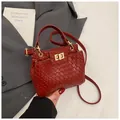 Deep red woven minimalist handbag with gold metal clasp and detachable shoulder strap - Woven Texture / Red