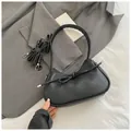 Bolso de mano negro con grano litchi, lazo decorativo y correa de hombro ajustable - Negro
