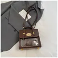 Sac à main en similicuir marron foncé avec fenêtre transparente et écusson chien mignon - Café sans Pendentif