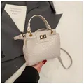 Sac à bandoulière tressé crème chic avec fermoir doré et bandoulière réglable - Texture Tissée / Blanc
