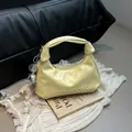 Elegante bolso hobo amarillo crema con asa anudada y colgante de corazón en un set chic - Con Colgante / Amarillo