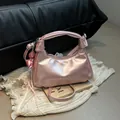 Bolso de mano rosa metalizado con logo grabado y colgante de lazo para mujer - Con Colgante / Rosa