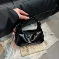 Bolso medialuna negro brillante con lazo de seda rosa y letras en relieve - Con Colgante / Negro