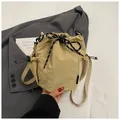 Schicke khakifarbene Nylon-Beuteltasche mit Kordelzug und seitlichem Netzfach für den Alltag - Khaki