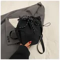 Schwarze Kordelzug Beuteltasche aus Nylon mit seitlichen Netztaschen für Alltag - Schwarz