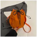 Modische orangefarbene Beuteltasche mit Kordelzug und seitlicher Netztasche - Orange