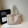 Minimalistische crèmewitte grote tote bag met geplooide zijkanten en metalen studs - Broken Wit