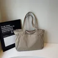 Minimalistische grote beige nylon tote tas met geplooide zijkanten en slanke riem - Khaki