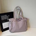 Minimalistische lavendel nylon draagtas met geplooide zijkanten en groot voorvak - Paars