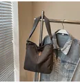 Grande borsa a secchiello vintage in tela marrone scuro con ampia tracolla regolabile - Marrone Tè Scuro (Senza Pendente)