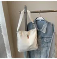 Borsa a secchiello in tela bianca con tracolla larga e patch logo OZBG in pelle - Bianco senza ciondolo