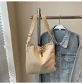 Borsa a secchiello minimalista in tela beige con tracolla larga e dettaglio in pelle - Cachi (Senza Ciondolo)