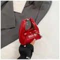 Dettaglio mini borsa rossa in vernice con fiocco e tracolla a catena d'argento - Rosso