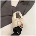 Dettaglio mini borsa crema con fiocco decorativo e catena metallica argento - Bianco