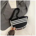 Bolso bandolera de lona negra en forma de media luna con tres rayas y diseño graffiti - Negro