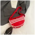 Bolso de lona roja en forma de media luna con rayas blancas y correa ancha deportiva - Rojo