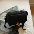 Bolso bandolera minimalista de nailon negro con múltiples cremalleras y correa ancha - Negro