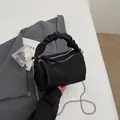Sac oreiller noir chic à plis avec fermetures éclair argentées et bandoulière chaîne - Noir