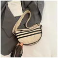 Bolso bandolera de lona crema en forma de media luna con rayas negras y correa - Caqui