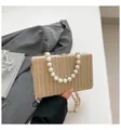 Elegante beige Stroh-Clutch mit großem Perlengriff und goldener Metall-Ketten-Schultergurt - Khaki