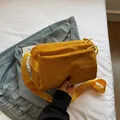 Bolso bandolera de nailon amarillo impermeable con correa ajustable y cremalleras - Amarillo