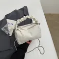 Sac oreiller plissé beige avec poignée nuage et bandoulière en chaîne argentée amovible - Blanc Cassé