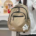 Detail van kakikleurige nylon rugzak met zwarte rits en witte panda ster pluche hanger - Met Hanger / Khaki