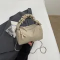 Sac oreiller beige chic avec plis, bandoulière chaîne et double fermeture éclair - Khaki