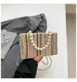 Gestreifte Stroh-Clutch mit Perlengriff und goldener Kette in Beige und Braun - Braun