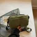 Bolso bandolera de nailon verde oliva impermeable con correa ancha y logo frontal - Verde