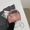 Sac cylindrique plissé rose chic avec double fermeture éclair et chaîne en métal - Rose Foncé