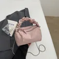 Sac polochon rose avec poignée froncée, bandoulière chaîne et texture tissu plissé - Rose