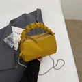 Sac polochon jaune plissé en nylon avec poignée froncée et bandoulière chaîne - Jaune