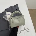 Sac à main plissé vert clair avec double fermeture éclair et bandoulière chaîne - Vert